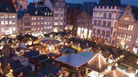 Abendliche Stimmung auf dem Weihnachtsmarkt in Trier