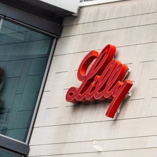 Der Schriftzug Lilly des Pharmaunternehmens Eli Lilly an der Fassade des Hautpsitzes in Deutschland