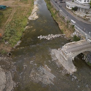 Bagger reißen die zerstörte Nepolmuk-Brücke im Ahrtal ab