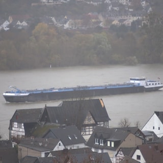 Transportschiff fährt über Rhein