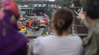 Schaulustige stehen am 15.05.2017 in Berlin auf dem Sachsendamm auf einer Brücke und beobachten einen Unfall. 