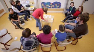 Schüler und Schülerinnen mit und ohne Behinderung an einer Förderschule im Unterricht.