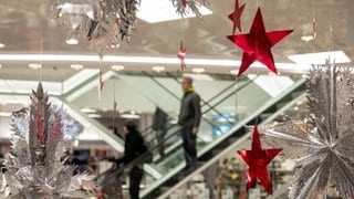 Kaufhaus mit Rolltreppe und Weihnachtsschmuck