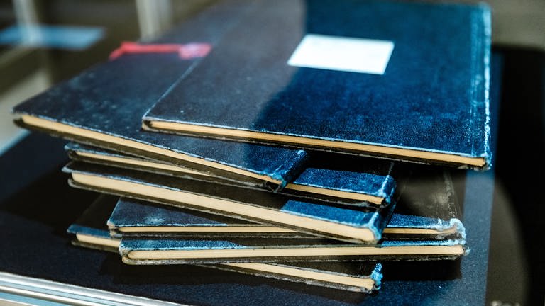 Die gefälschten Hitler-Tagebücher, die der "Stern" 1983 veröffentlichte, kommen am 14. Dezember ins Bundesarchiv Koblenz. 