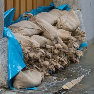 Sandsäcke, die bei einer Überschwemmung vor einer Tür liegen