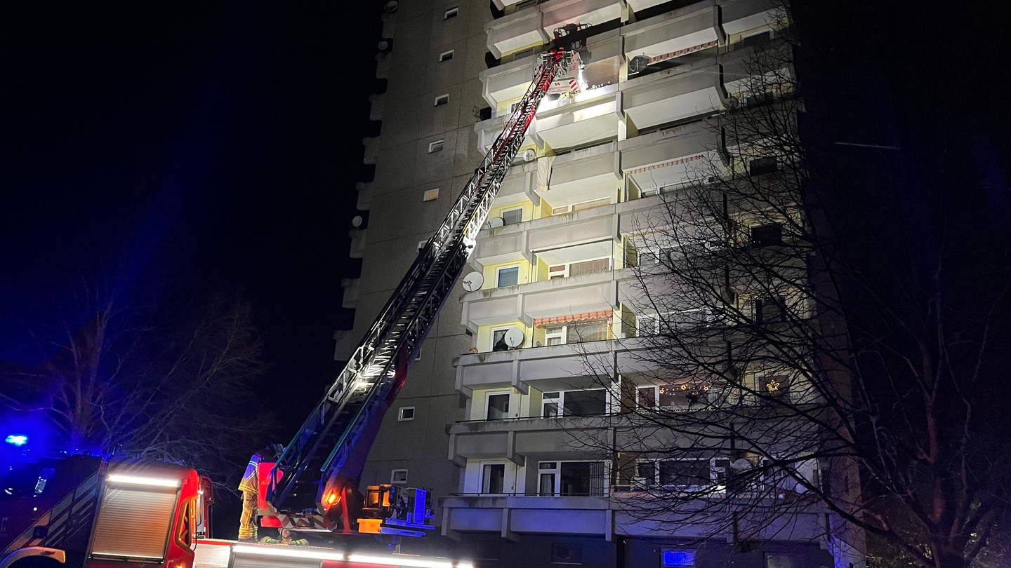 Das Feuer ist im siebten Stock des Hochhauses ausgebrochen