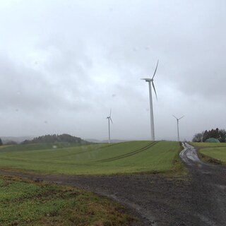 Windräder in Hügeln