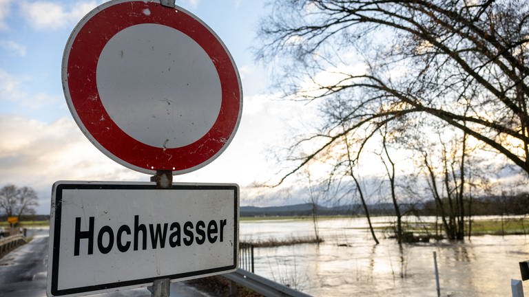 Ein Schild warnt vor Hochwasser.