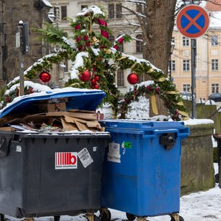 Mülltonnen vor Weihnachtsschmuck