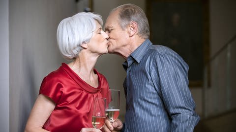 älteres Paar küsst sich