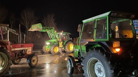 Landwirte blockieren Autobahnauffahrten in Rheinhessen. Sie protestieren gegen die Sparpläne der Bundesregierung, die unter anderem den