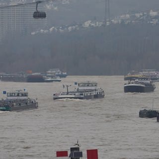 Die Wasserstände auf dem Rhein sinken wieder. Nachdem die Hochwassermarke 2 unterschritten wurde, herrscht bei Koblenz wieder Schiffsverkehr.