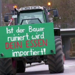 Traktor mit Plakat