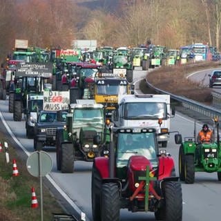 Traktoren auf der Autobahn