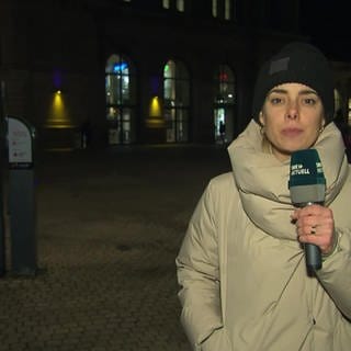 Reporterin Antonia Hofmann am Mainzer Hauptbahnhof