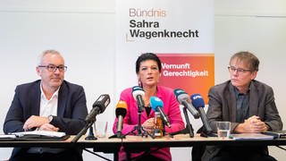 Sahra Wagenknecht, Parteichef BSW, mit Alexander Ulrich links und Andreas Hartenfels rechts stellen Pläne für RLP vor.