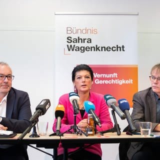 Sahra Wagenknecht, Parteichef BSW, mit Alexander Ulrich links und Andreas Hartenfels rechts stellen Pläne für RLP vor.