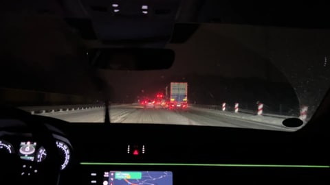 Schneegestöber auf der Autobahn