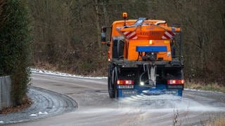 Ein Streufahrzeug der Gemeinde ist in Trierweiler unterwegs.