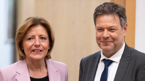 Bundeswirtschaftsminister Robert Habeck (Bündnis 90Die Grünen) trifft in der Staatskanzlei ein und wird von Malu Dreyer (SPD), Ministerpräsidentin von Rheinland-Pfalz, begrüßt.