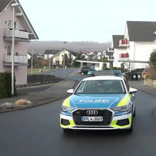 Polizei-Fahrzeug auf der Straße