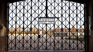 Die Inschrift „Arbeit macht frei“ auf einem Tor am Eingang der KZ-Gedenkstätte Dachau