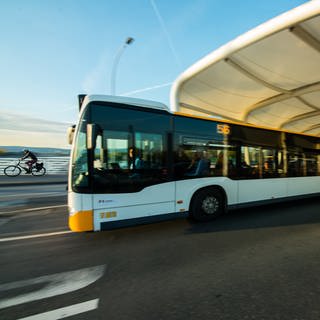 Ein Stadtbus verlässt die Haltestelle auf der Mainzer Theodor-Heuss-Brücke. 