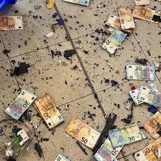 Geldscheine liegen nach Automatensprennung auf dem Boden