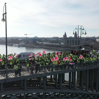 Streikende auf Mainzer Brücke