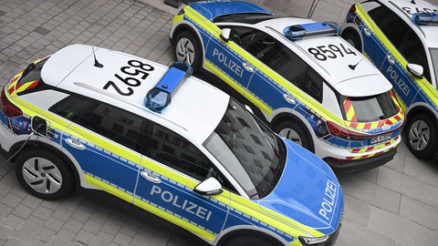 Polizeiautos mit Elektroantrieb stehen auf dem Gelände des rheinland-pfälzischen Innenministeriums. Die Fahrzeuge wurden für ein Pilotprojekt angeschafft.