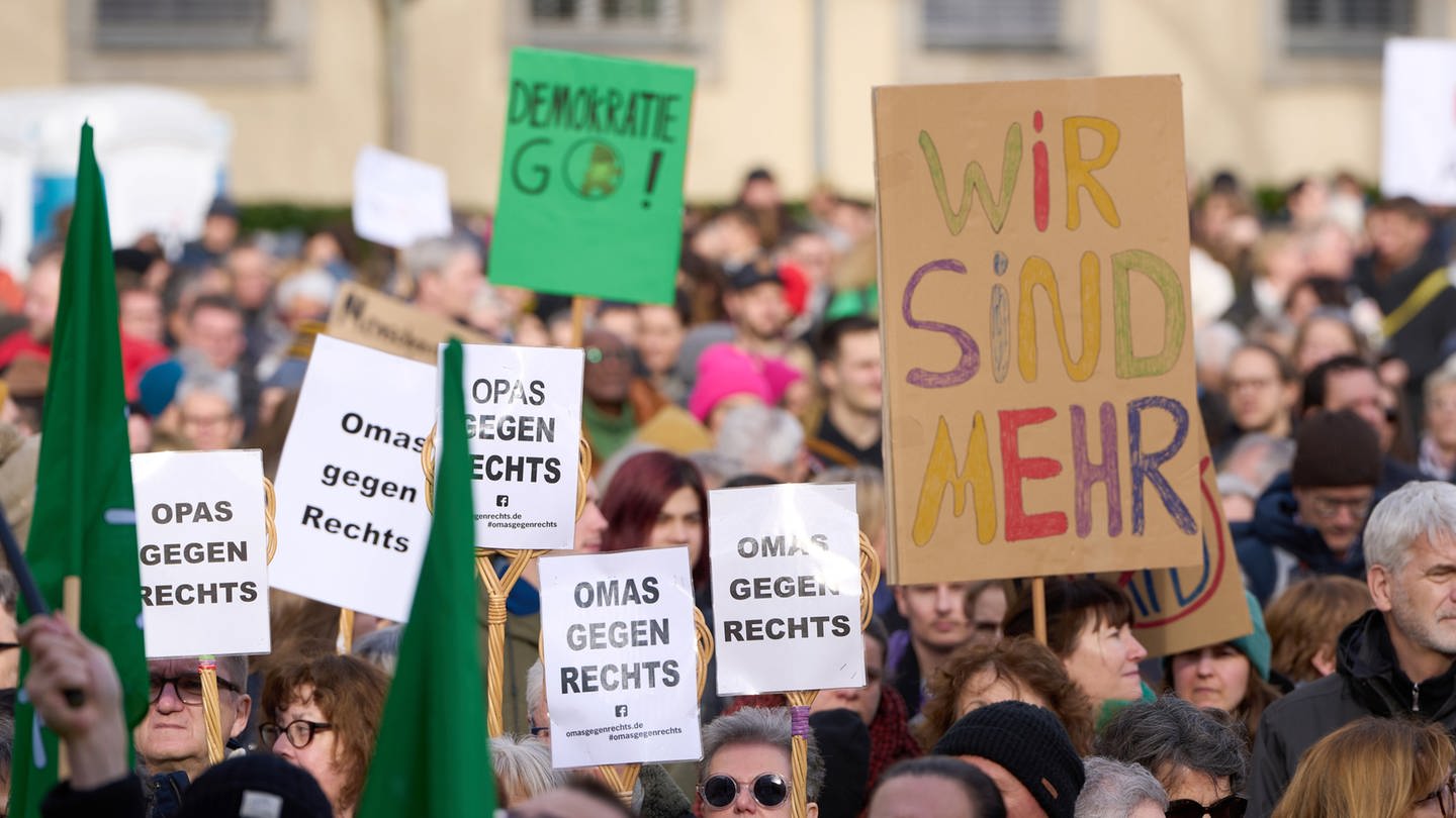Viele Menschen demonstrieren in Mainz gegen rechts.