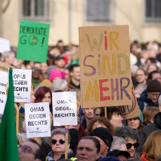 Viele Menschen demonstrieren in Mainz gegen rechts. 