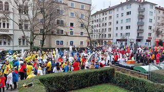 Buntes Treiben auf dem Jugendmaskenzug in Mainz