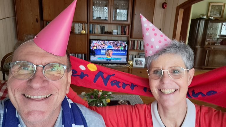älteres, zu Fasching verkleidetes Ehepaar macht Selfie