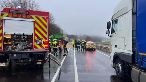 Auf der Bundesstraße B51 hat es laut Polizei zwischen den Anschlussstellen Fließem und Bitburg-Matzen einen schweren Verkehrsunfall gegeben. 