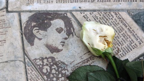 Zeitungsbild Sophie Scholl mit weißer Rose