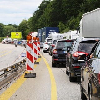 Stau auf der A 61 in einer Baustelle