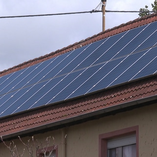 Solaranlage auf dem Dach eines Hotels