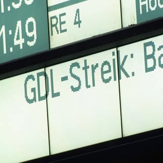 Anzeigetafel an einem Bahnhof mit Streikwarnung