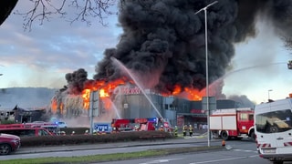 Flammen schlagen aus dem Einkaufszentrum