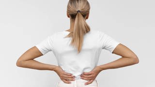 Eine Frau leidet an Rückenschmerzen