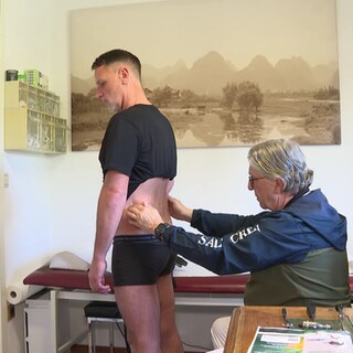 Mann mit Rückenschmerzen wird behandelt
