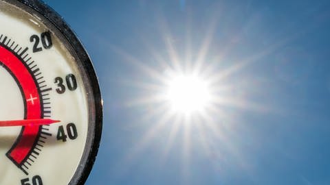 Ein Thermometer zeigt 38 Grad in der Sonne