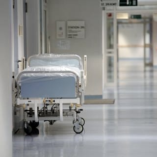 Ein Krankenbett in einem Flur