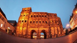 Die Porta Nigra in Trier wird am Abend von Scheinwerfern angestrahlt