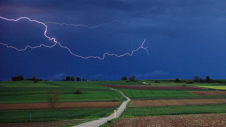 Eine Gewitterzelle mit Blitz: In Rheinland-Pfalz droht Unwetter mit Starkregen und Überschwemmungen.