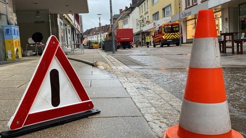 Warndreieck vor Pumpe in der Zweibrücker Innenstadt.