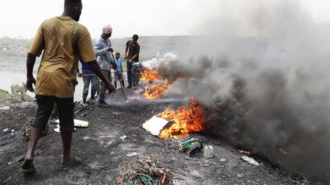 Elektroschrott wird auf der Müllhalde in Agbogbloshie in der ghanaischen Hauptstadt Accra verbrann.t