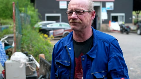 Bernd Kipp, Ortsbürgermeister von Althornbach, nach dem Hochwasser vor seiner Werkstatt