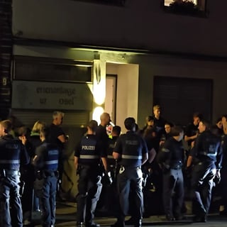 Nazis werden aus Ferienwohnung abgeführt